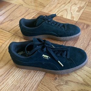 Black suede puma sneakers